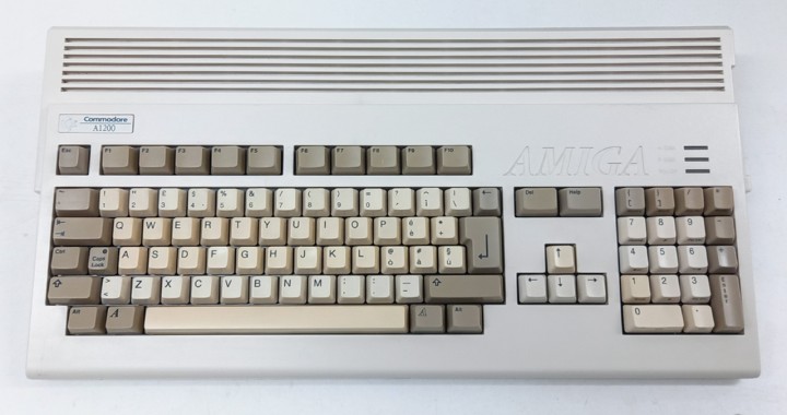 Commodore Amiga 1200, collezione di retro computer vintage, A1200, Commodore A1200, Amiga Technologies, Commodore International