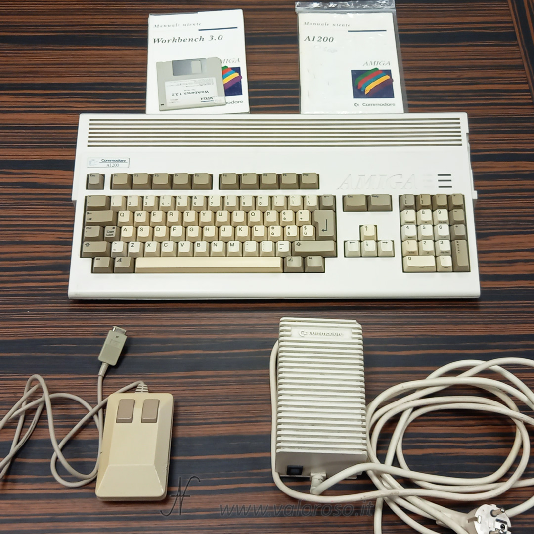 Commodore Amiga 1200 lotto, alimentatore, mouse, manuali italiano