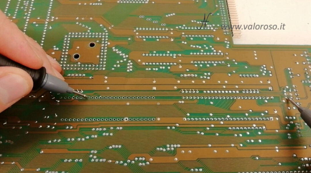 Commodore Amiga 500 A500 PCB circuito stampato doppia faccia prova piste tracce tester multimetro