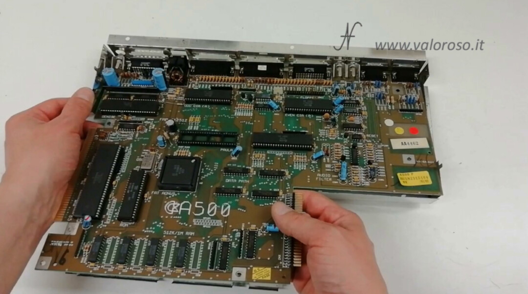 Commodore Amiga 500 A500 togliere PCB circuito stampato scheda madre telaio schermatura metallica