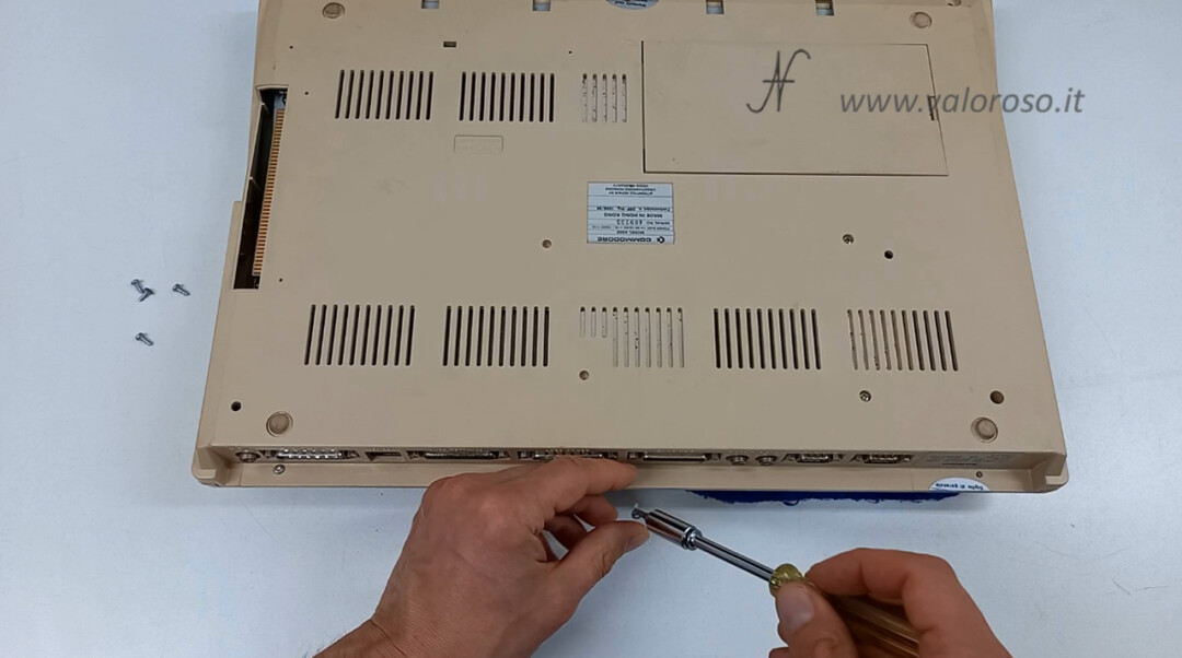 Commodore Amiga 500 smontare aprire disassemblare viti torx case plastico tastiera