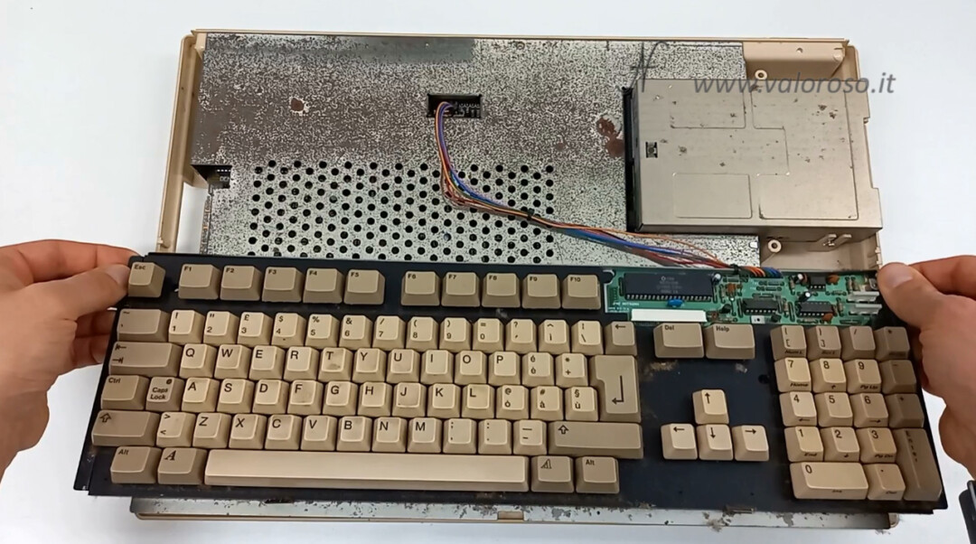 Commodore Amiga 500 smontare tastiera scollegare connettore