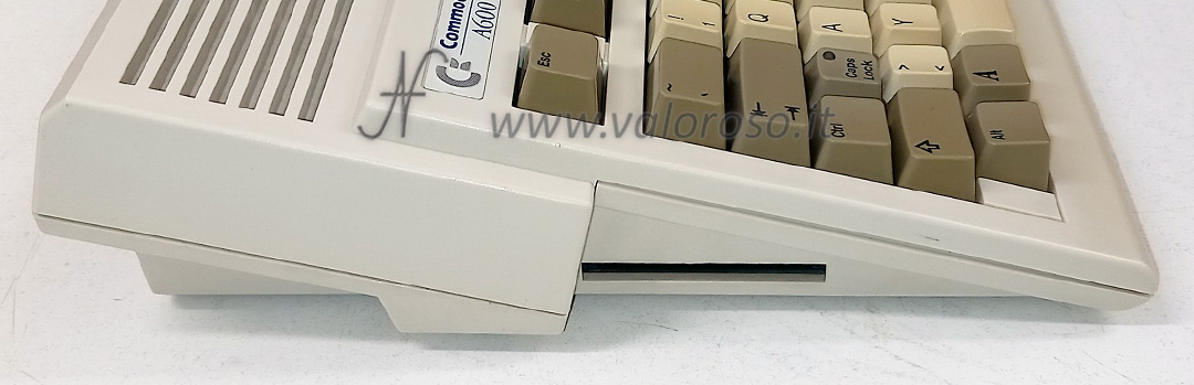 Commodore Amiga 600, A600, vista laterale, porta PCMCIA