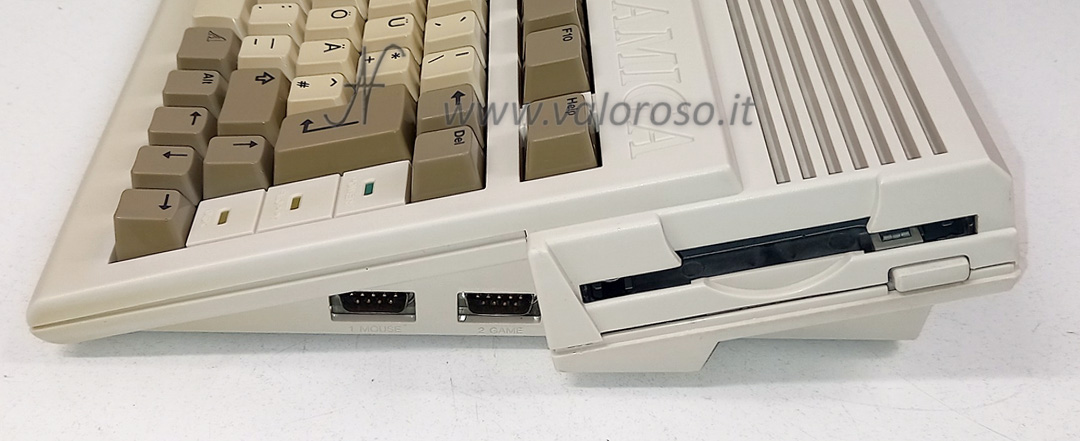 Commodore Amiga 600 vista laterale mouse joystick floppy disk drive 3.5"