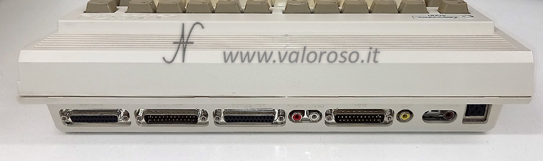 Commodore Amiga 600 vista posteriore, porta seriale, parallela, drive esterno, monitor, audio, RF, alimentazioneCaratteristiche tecniche dell'Amiga 600CPU: Motorola MC68000, 7.09379 MHz (PAL) oppure 7.15909 MHz (NTSC)Chipset ECS (Enhanced Chip Set): MOS 8375 / CSG 318069 Fat Agnus (memory controller e blitter), MOS 8373 / CSG 391081 Super Denise (video), MOS 8364 / CSG 391077 Paula (audio e I/O), CSG 391155 Gayle (I/O e IDE interface)ROM: 512 KBSoftware incluso in ROM: KickStart 2.0 (nel mio computer, c'è la versione 2.05 37.300)RAM: 1 MB espandibileGrafica: MOS 8373 / CSG 391081 Super DeniseModalità grafica: 320x200 to 1280x512, fino a 4096 di colori, scan rate orizzontale 15KHz - 31 KHz, scan rate verticale: 50 Hz - 72 HzAudio: MOS 8364 / CSG 391077 Paula, 4 canali, uscita stereoTastiera: QWERTY a 78 tasti, con frecce e tasti funzionePorte di espansione (interne):1 connettore IDE 44 pin, per hard disk 2.5"1 connettore 34 pin per floppy disk 3.5"1 slot di espansione 80 pin, accessibile da sportello inferiorePorte di espansione (esterne):1 PCMCIA, tipo II, 68 pin1 seriale DB25 maschio, RS2321 parallela DB25 femmina, Centronics1 video DB23 maschio, RGB analogico1 RCA video composito CVBS1 RCA antenna (collegamento RF a TV)2 RCA audio stereo2 mouse e joystick, DB9 maschio1 floppy disk drive esterno, DB23 femmina
