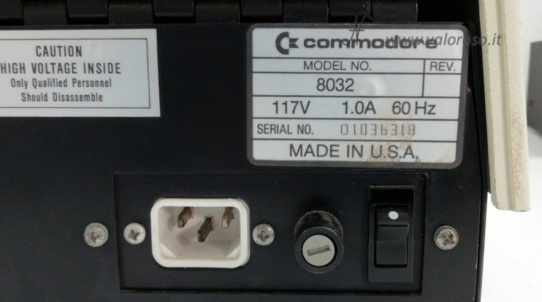 Commodore PET, CBM 8032, computer, alimentazione 117V 110V 60Hz 1.0A assorbimento targhetta etichetta