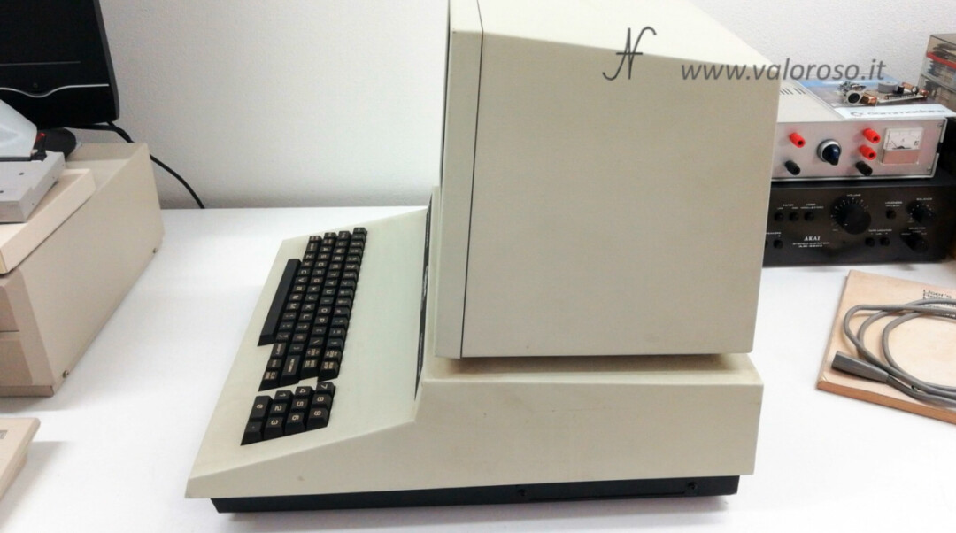 Commodore PET, CBM 8032, retro computer, Personal Electronic Transactor, lato destro, 12 pollici CRT monocromatico