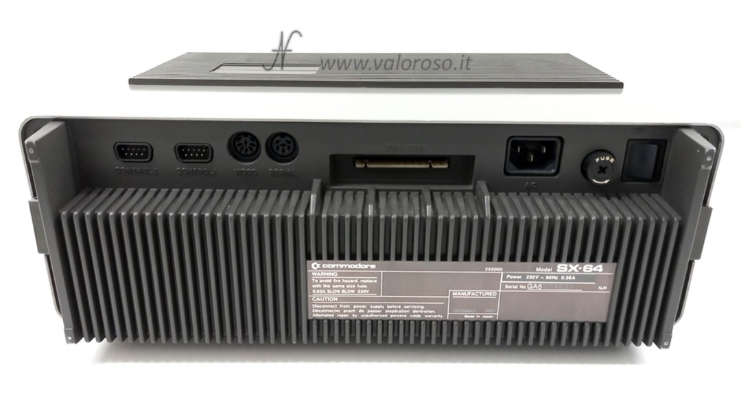 Commodore SX-64 SX64 executive vista posteriore connettori alimentazione porte, video, serial, control ports, fuse