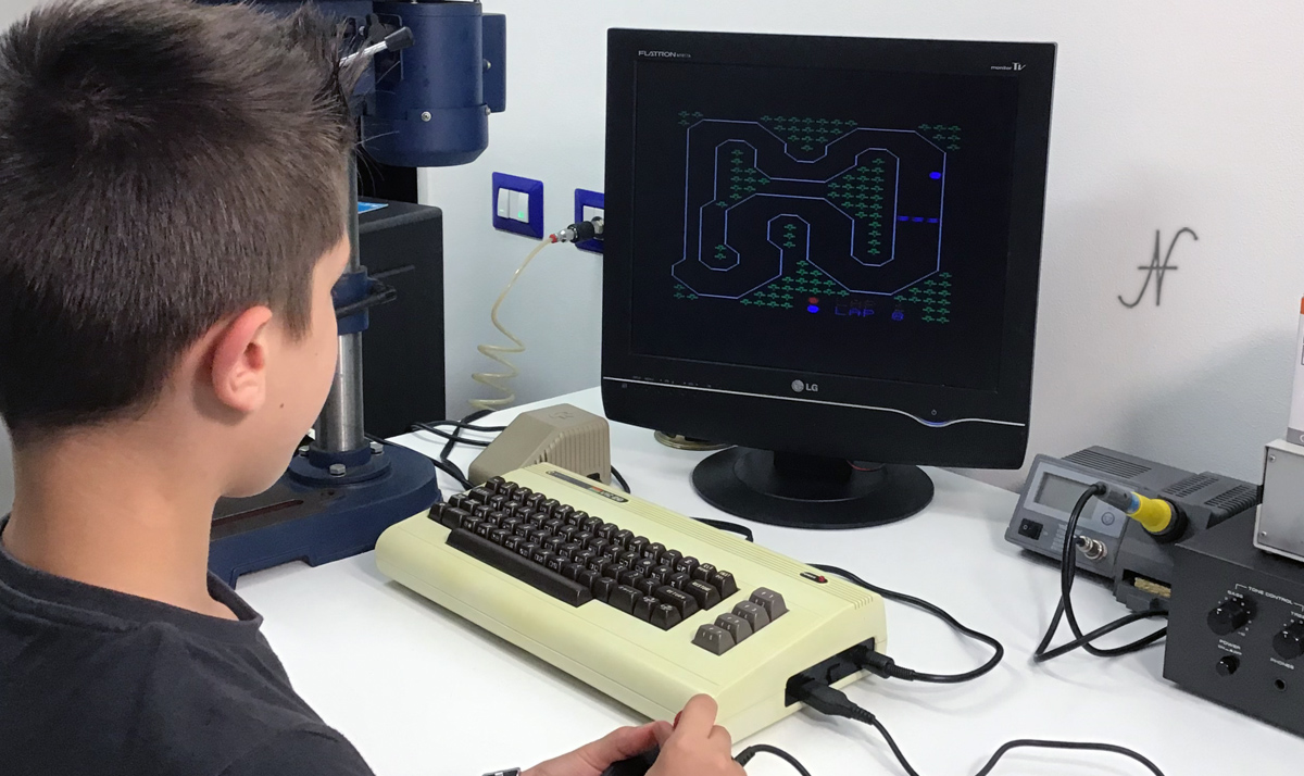 Commodore Vic20, Leo plays a video game