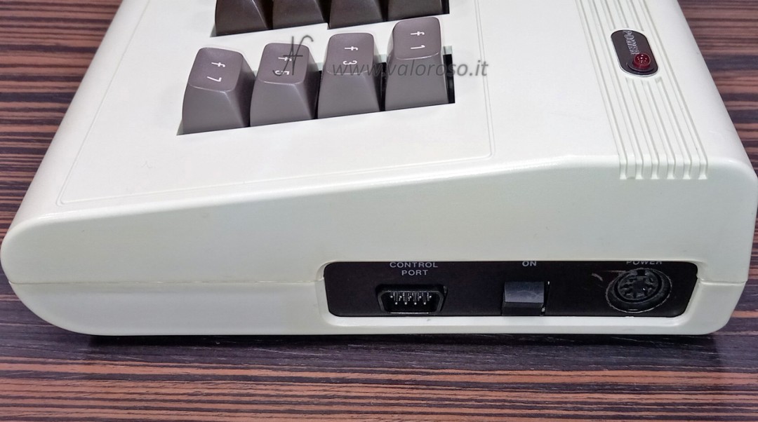 Commodore Vic20, Vic-20, porta joystick, connettore alimentazione, pulsante di accensione, 8 bit, control port, ON, power