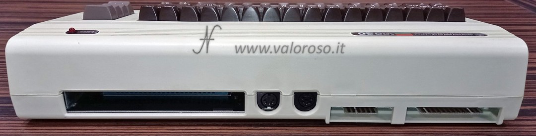 Commodore Vic20, Vic-20, porte posteriori, expansion port, monitor, RF, datassette, bus IEC floppy disk drive, user port, 8 bit