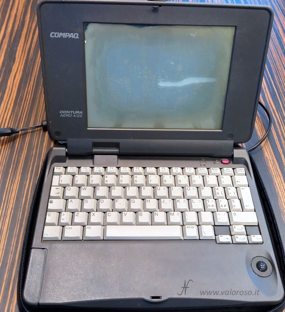 Compaq Contura Aero 4/25, metà anni ’90, Intel 486 a 25 MHz, floppy esterno, alimentatore originale. Il monitor è rovinato e l’hard disk fa rumori poco rassicuranti. Non parte.