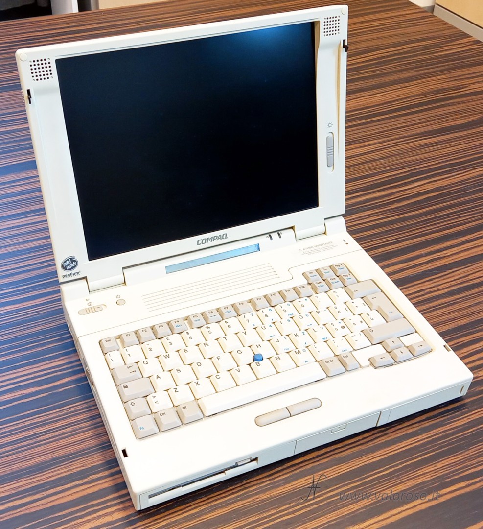 Compaq LTE 5400, PC portatile vintage di fine anni ’90, Intel Pentium 150 MHz, 32 MB RAM, HDD 2 GB. Parte con Windows 98 dopo incertezze iniziali. PC portatili vintage.