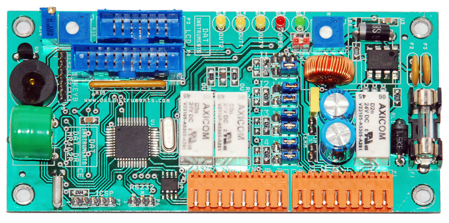 Scheda elettronica DAT DR MR4A2R: microprocessore centrale, 4 banchi di memoria eeprom SPI, orologio RTC, I2C, stadio di alimentazione switching, porta di ingresso per tastiera, porta di uscita per monitor LCD, porta USB host per trasferimento dati su pen-drive, porta RS232, con adattatore USB per PC, porta bus RS485, UART, ingressi analogici (segnale di ingresso selezionabile: 0-5V o 4-20mA), alimentazione dei sensori attivabile tramite relay, relay di uscita (con contatti NA e NC), cicalino, LED di stato, alimentazione 12V o 24V.