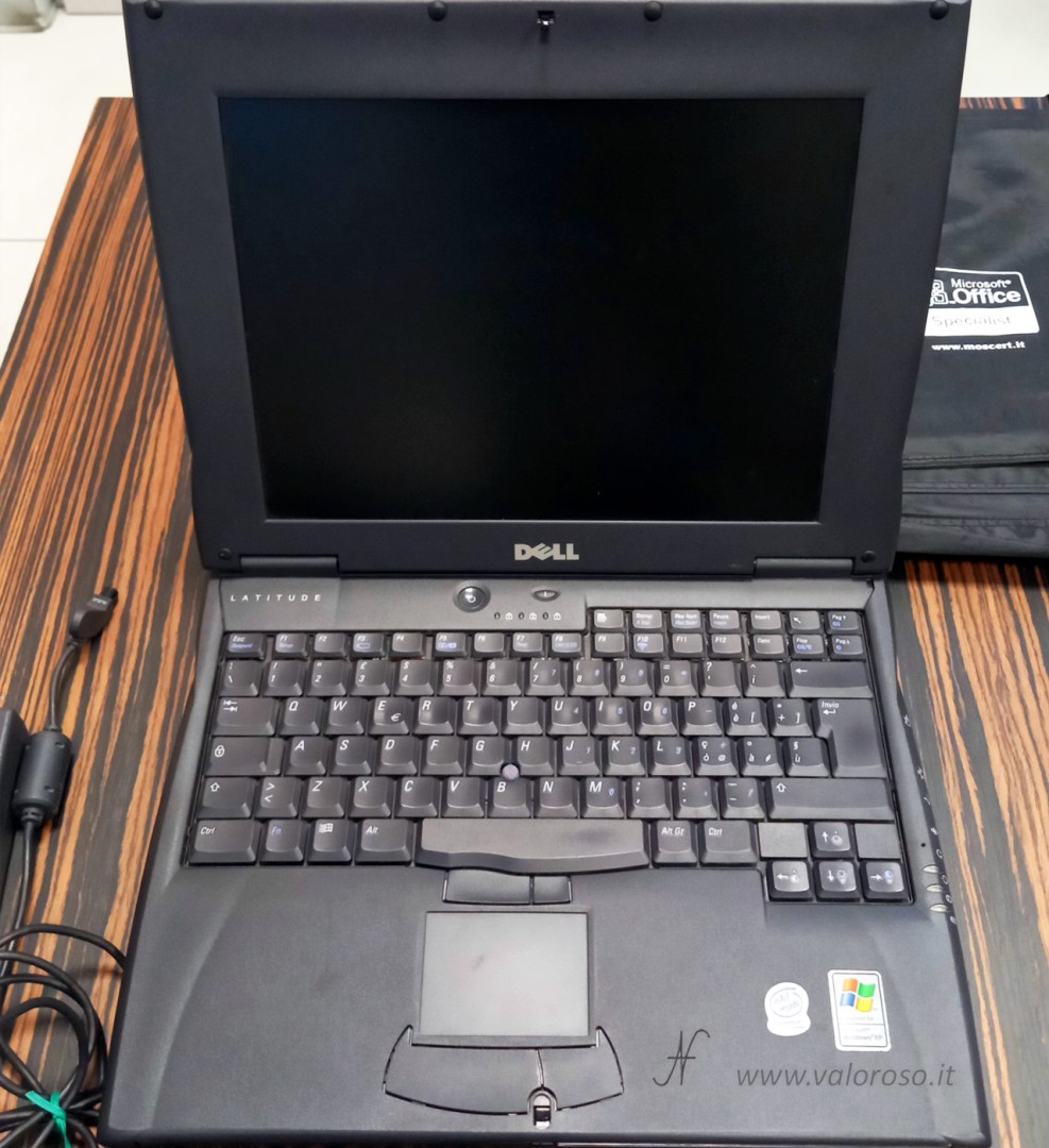 Dell Latitude C500 (PP01L), primi anni 2000, Intel Celeron 900 MHz, 192 MB RAM, HDD 10 GB, Windows XP. Lento a entrare nel setup, perché non rilevava il lettore CD, ma alla fine parte regolarmente.