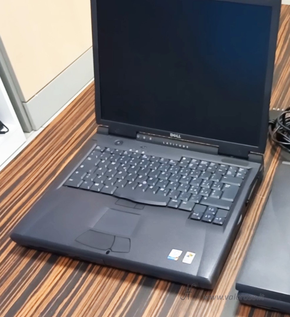 Dell Latitude C840, inizio anni 2000, Intel Pentium 4, HDD 30 GB. Nel video sono presenti due esemplari: il primo avvia Windows 2000, in una parte di schermo ridotta, e mostra righe verticali sullo schermo (da capire se scheda video o driver). Il secondo segnala che non c’è nessun dispositivo di avvio perché l’hard disk è rotto.