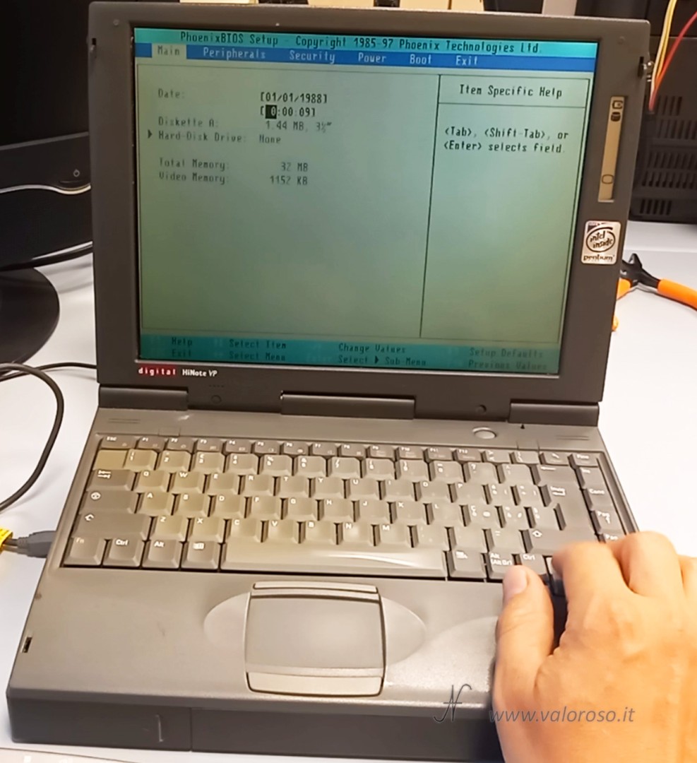 Digital TS30G, metà anni ’90, Intel Pentium MMX 133 MHz, 32 MB RAM, HDD 1,5 GB (rilevato dopo vari tentativi), ma si blocca in fase di avvio; probabilmente serve reinstallare il sistema operativo. Ha alcune parti plastiche danneggiate.