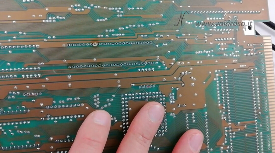 Dissaldare rimuovere togliere zoccolo integrato chip PCB circuito stampato pin saldati piedini