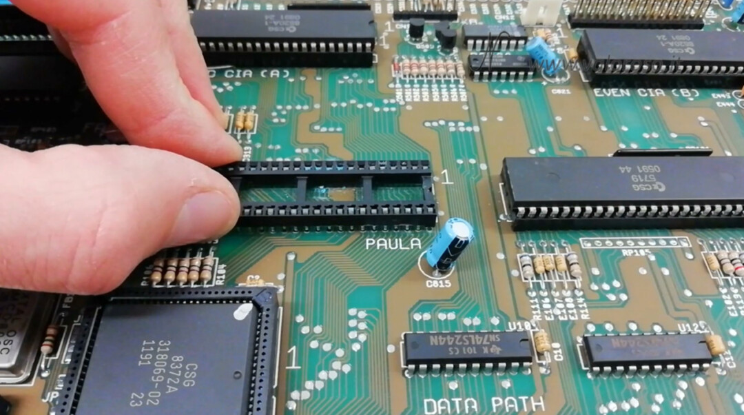 Dissaldare rimuovere togliere zoccolo integrato chip leva plastica dal PCB circuito stampato parzialmente rimosso, evitare di sollevare rompere le piste