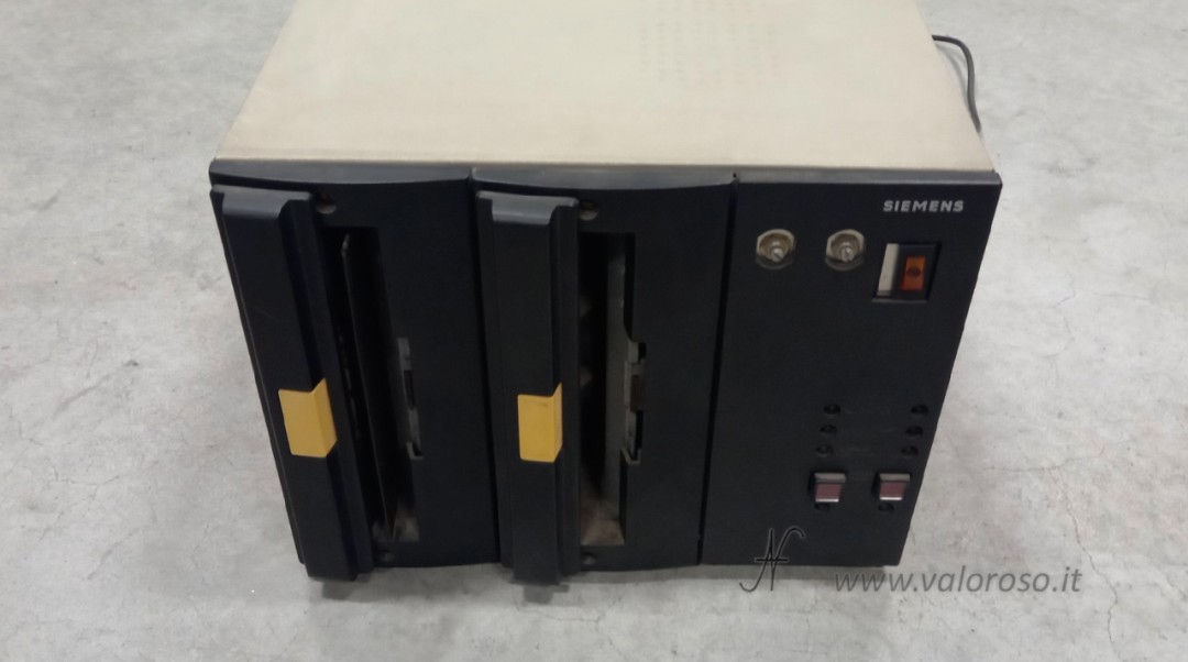 Unità Siemens vintage con doppio floppy disk drive da 8 pollici
