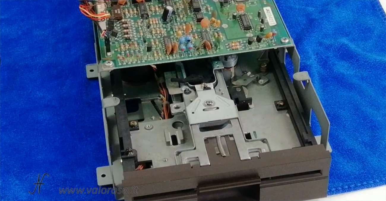 Floppy disk drive Commodore 1541, spostamento testina pulizia per pulizia e lubrificaizone guide e per pulizia testina con alcol isopropilico