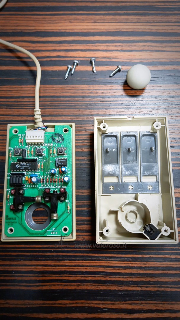 Genius GM-6 GM6 vintage mouse cleaning 2 inside zilog ky-890119 pcb, mouse 3 pulsanti seriale 25 poli, scheda interna