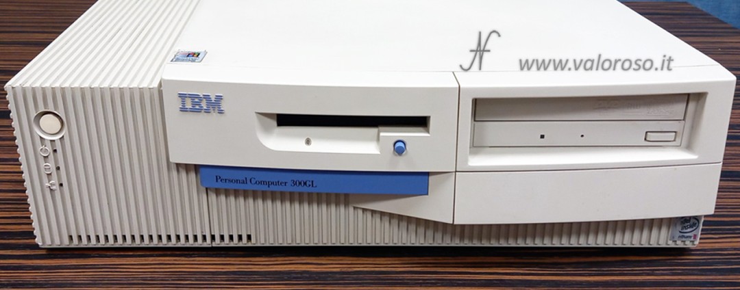 IBM 300GL, Intel Pentium, retro computer vintage, vista frontale floppy e CD (lettore e masterizzatore)