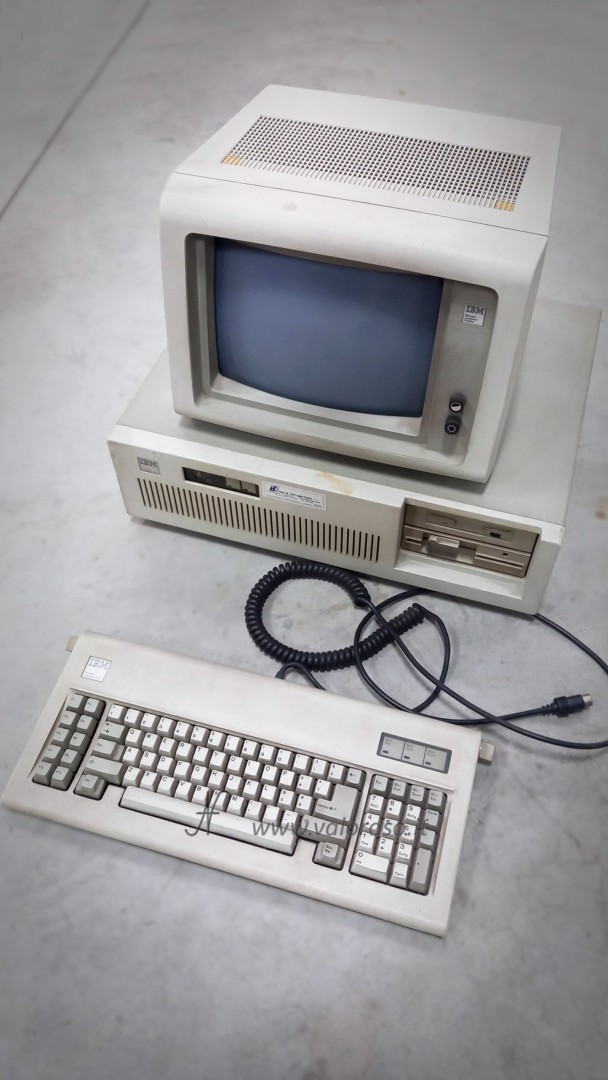 IBM Personal Computer AT 5170 completo con monitor IBM 5151, tastiera IBM Model F e manuale originale, computer vintage donato da Franco Sassaro di Microsystem Engineering a ValorosoIT