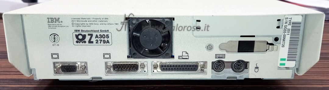 IBM PS1 Intel 286 vintage computer, vista posteriore, porte, seriale parallela tastiera mouse, alimentazione, monitor VGA, ventola