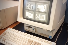 IBM PS/1, monitor CRT in bianco e nero, PS/2 mouse, keyboard IBM modem M2 buckling, floppy disk drive