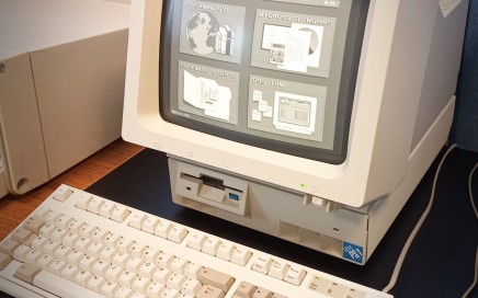 IBM PS/1, monitor CRT in bianco e nero, PS/2 mouse, keyboard IBM modem M2 buckling, floppy disk drive