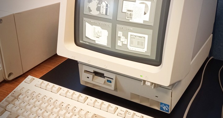 IBM PS/1, monitor CRT in bianco e nero, PS/2 mouse, keyboard IBM modem M2 buckling, floppy disk drive