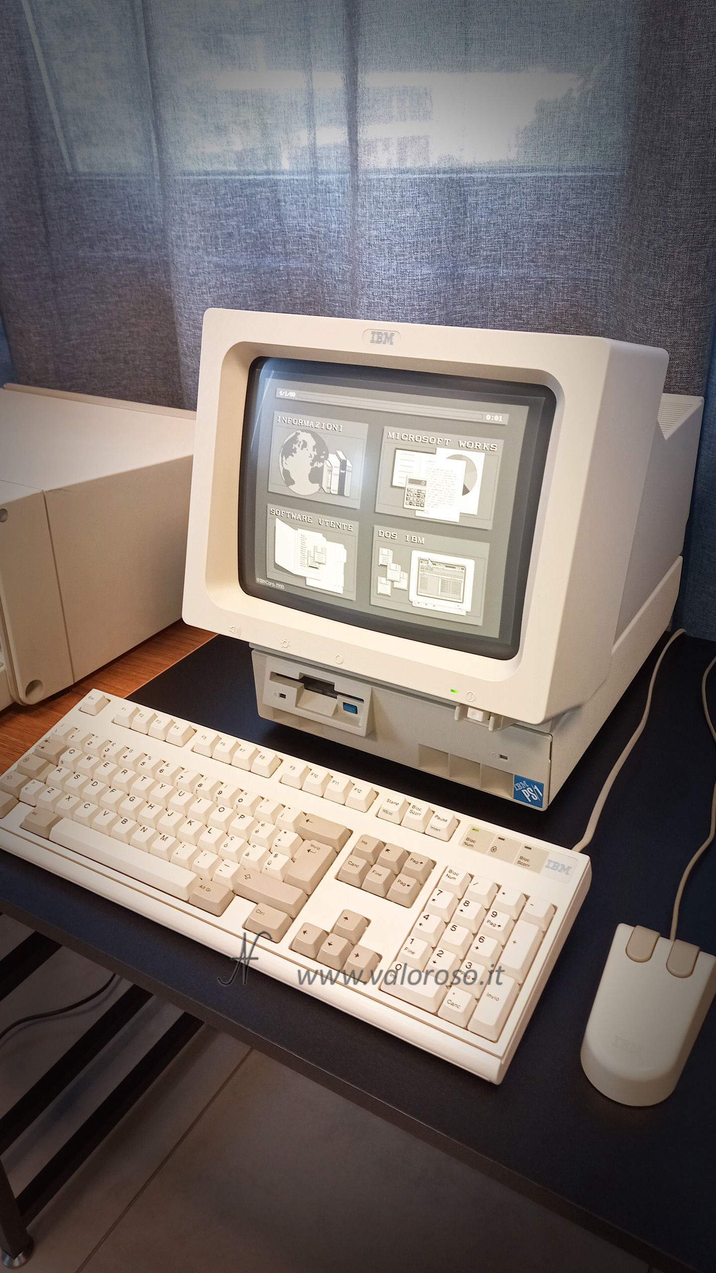 IBM PS/1, monitor CRT in bianco e nero, PS/2 mouse, keyboard IBM modem M2 buckling, floppy disk drive