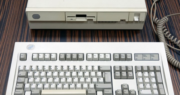 IBM PS/2 model 30 286, Intel 286, IBM personal system, spanish keyboard layout, vintage computer collection, white switch
