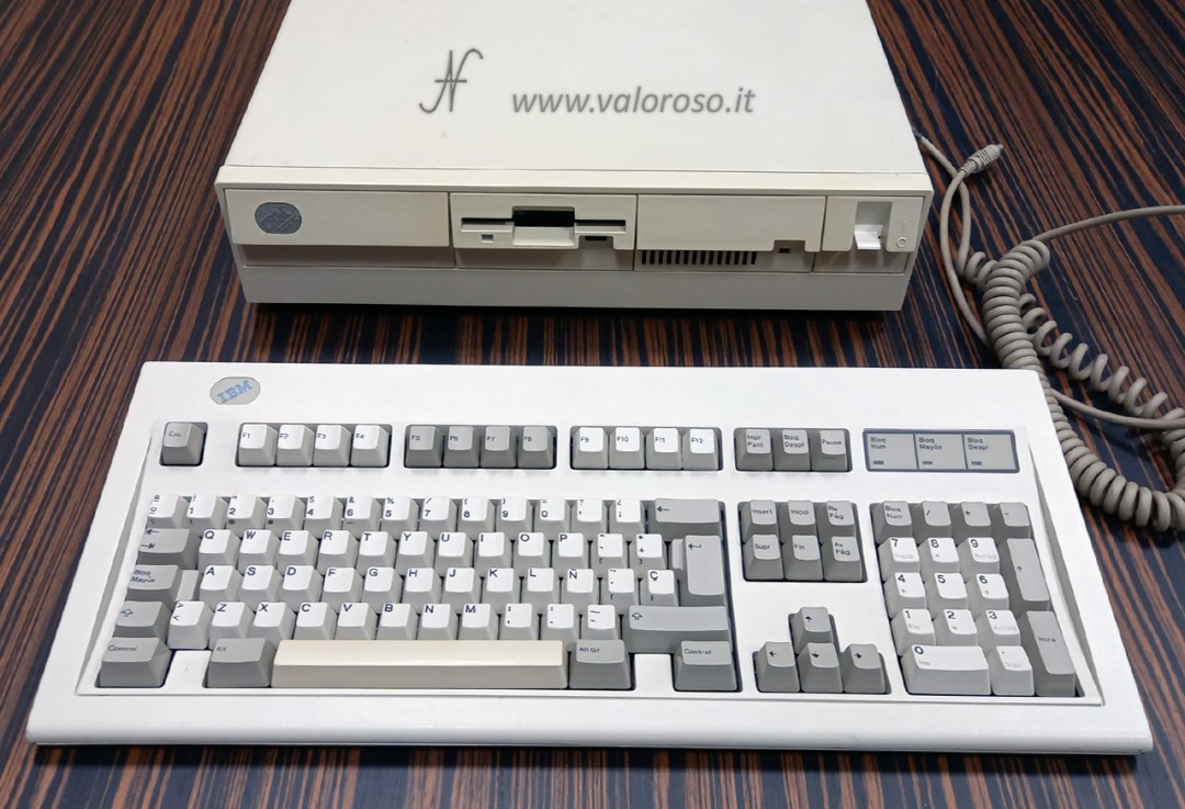IBM PS/2 model 30 286, Intel 286, layout tastiera spagnola, collezione computer vintage, interruttore bianco