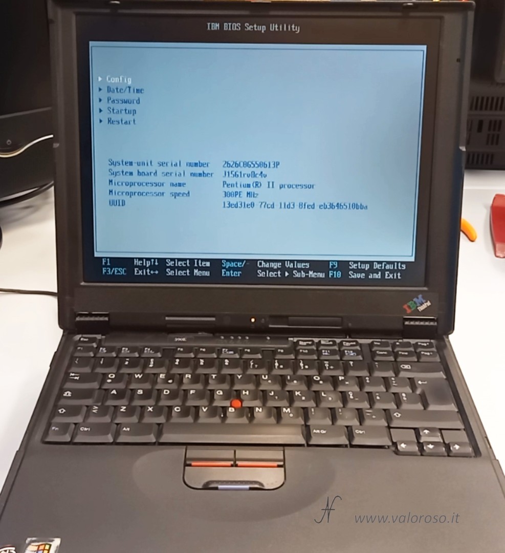 IBM ThinkPad 390E (2626), fine anni ’90, Intel Pentium II 300 MHz, 192 MB RAM, Windows 98. Funziona… ma fischiava inizialmente (probabile effetto Larsen tra altoparlanti e microfono). Problema risolto.