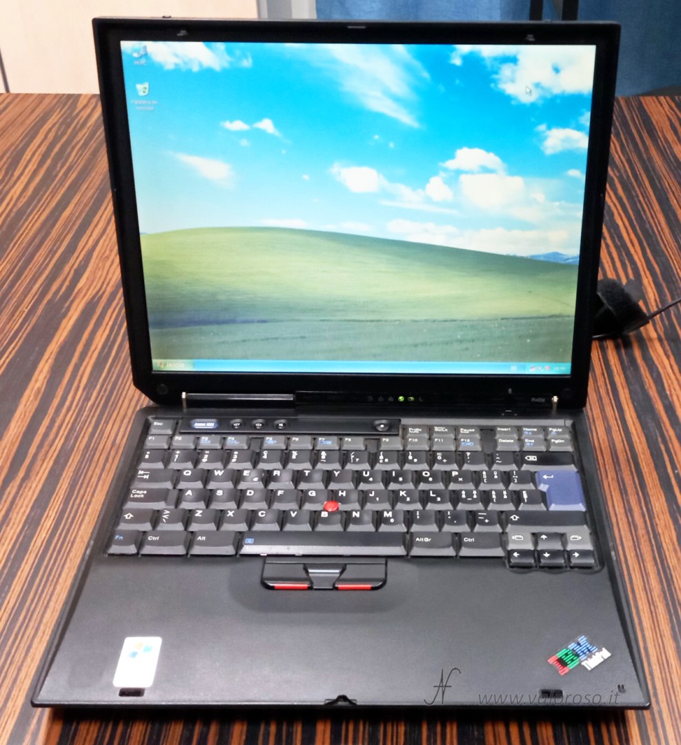 IBM ThinkPad R40E, anno 2004, Intel Celeron, 1 GB RAM. L’ho acquistato recentemente dalla Spagna, ha una tastiera internazionale. Chiede continuamente data/ora e configurazione (batteria CMOS esaurita), ma, alla fine, carica Windows XP.