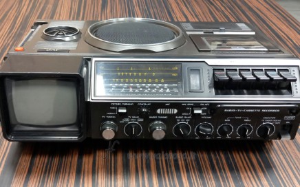 JVC 3080 TV Radio Cassette Recorder, vista frontale, altoparlante, CRT, tubo catodico, manopole, tuning, volume, radio