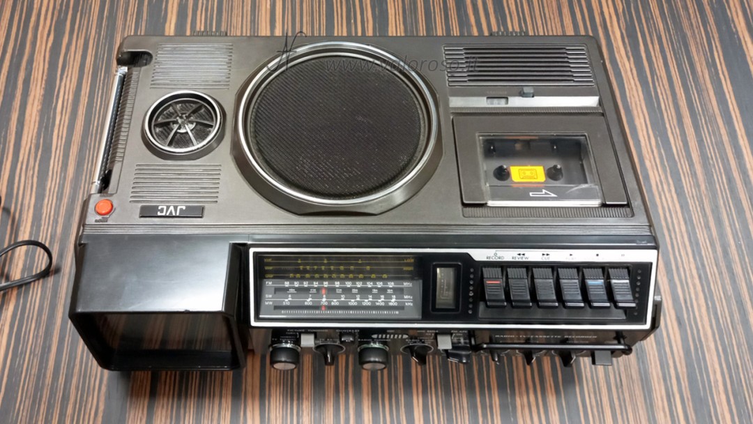 JVC 3080 TV Radio Cassette Recorder, vista frontale, altoparlante, CRT, tubo catodico, manopole, tuning, volume, radio