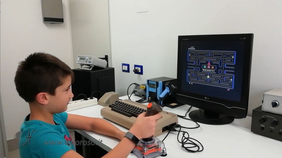 Commodore 64, micro SD, PacMan emulator Leo game