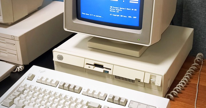 Monitor IBM 8513 pulito, sembra nuovo. IBM PS/2 model 30 286. Tastiera meccanica IBM model M buckling springs. Mouse originale IBM.