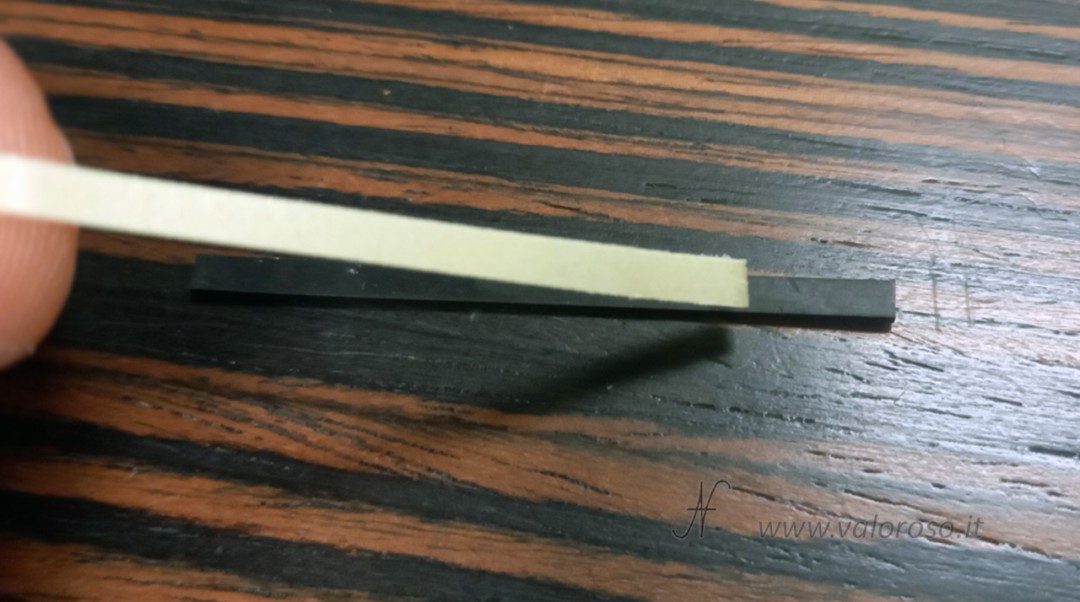 Cut double-sided tape to size to reglue the rubber spacer. Stable fixing to prevent the return of vertical lines on the GameBoy monitor.