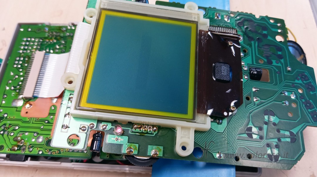 Check full screen with dark contrast: all pixels become active again. Confirmation of success in repairing Game Boy monitor vertical lines.