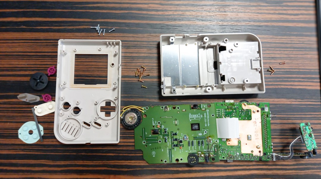 Complete disassembly of the cards from the rear shell for the cleaning phase. Optional step, useful for an accurate restoration of the Game Boy.