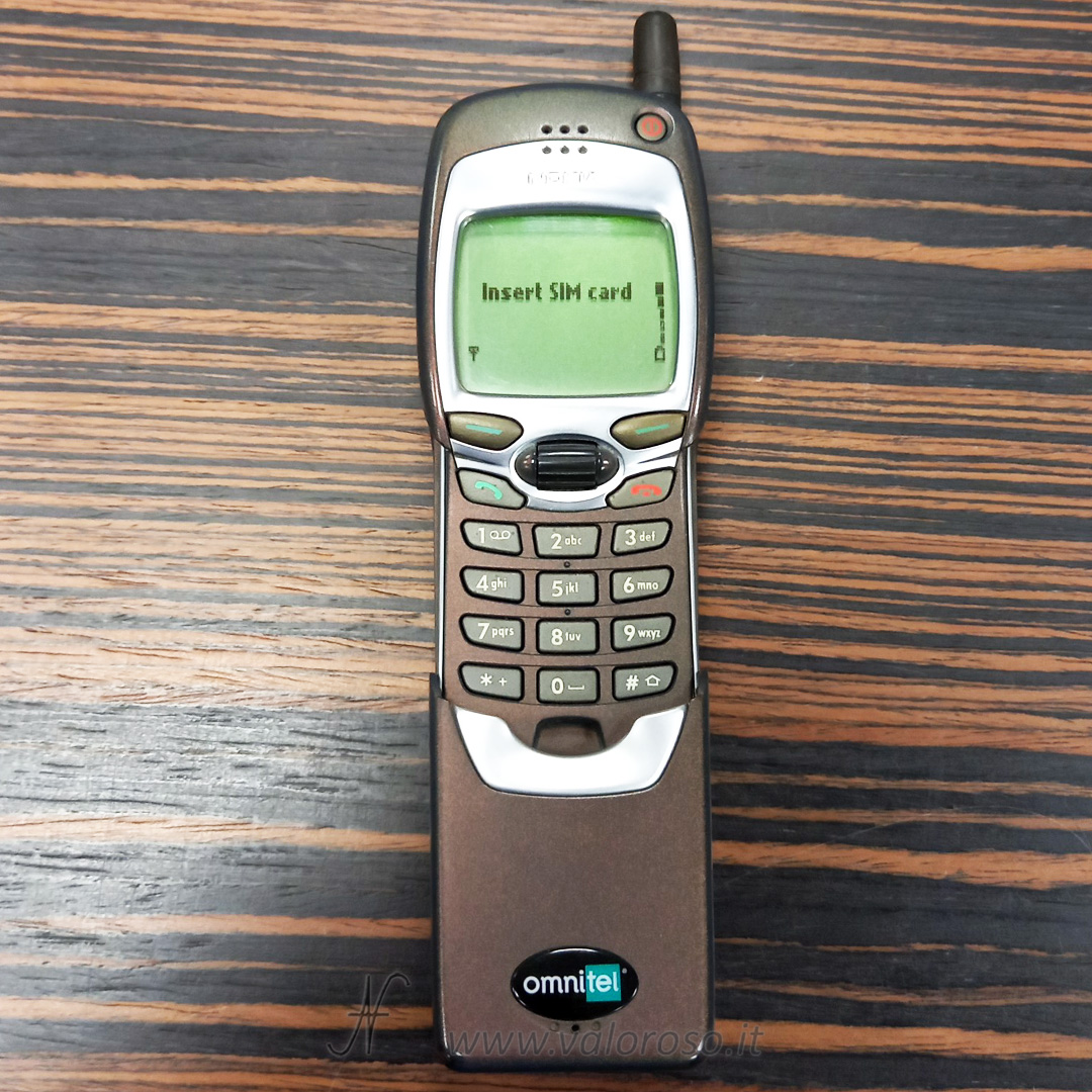 Nokia 7110, cellulare vintage, sportello scorrevole a scatto, sportello scorrevole a molla, sportello aperto, tastiera, monitor LCD monocromatico