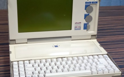 Olivetti M15, computer portatile anni 80, vintage notebook, laptop, display LCD monocromatico