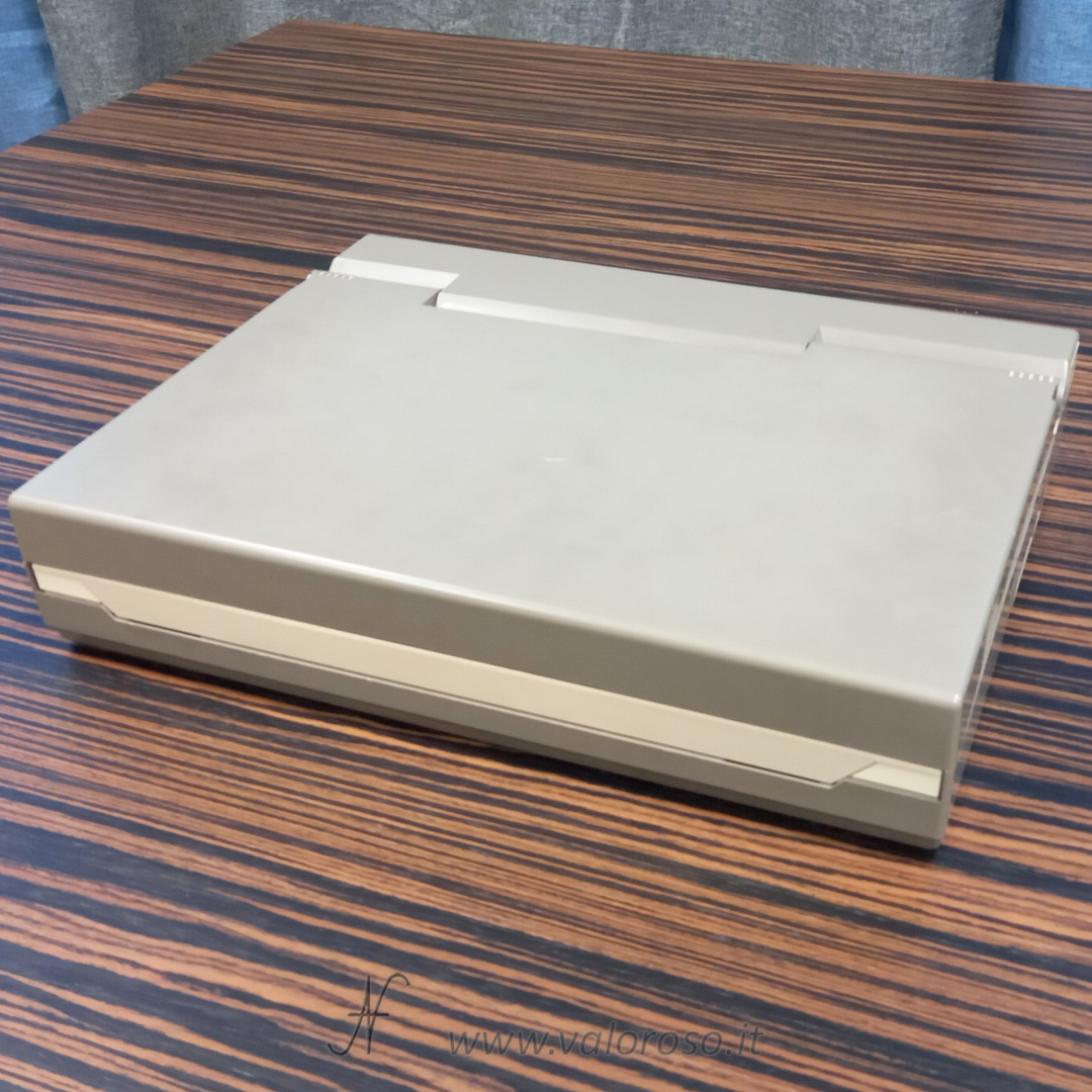 Olivetti, computer portatile anni 80, M15, vintage notebook, chiuso