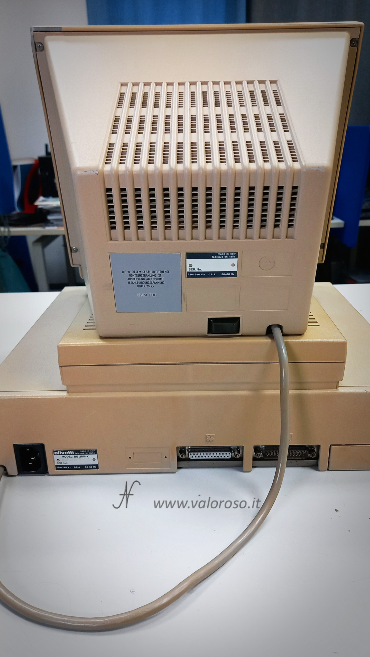 Olivetti M200 computer vintage, porte posteriori, parallela, seriale, alimentazione