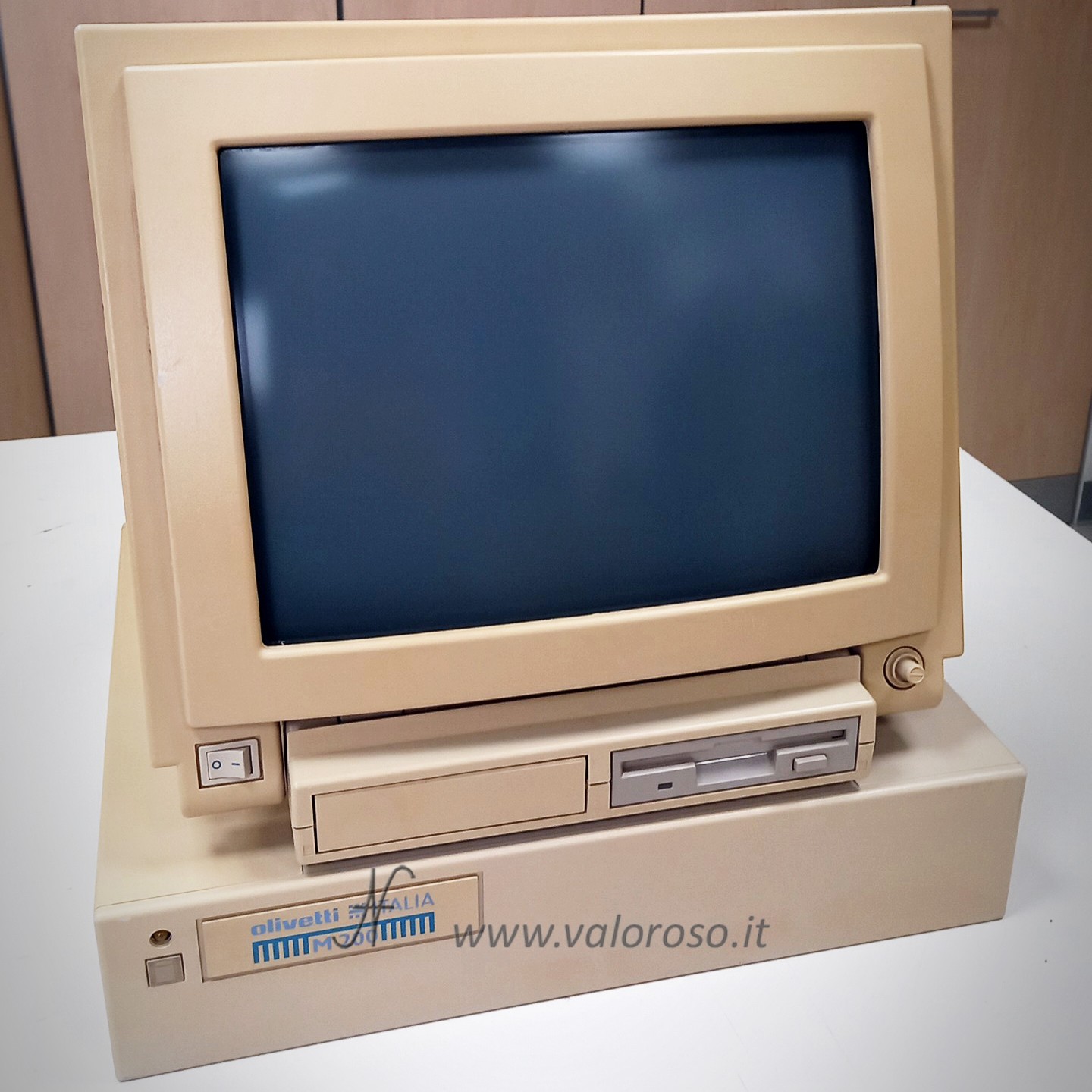 Olivetti M200 computer vintage, senza tastiera, monitor CRT, floppy disk drive 3.5", Olivetti Italia