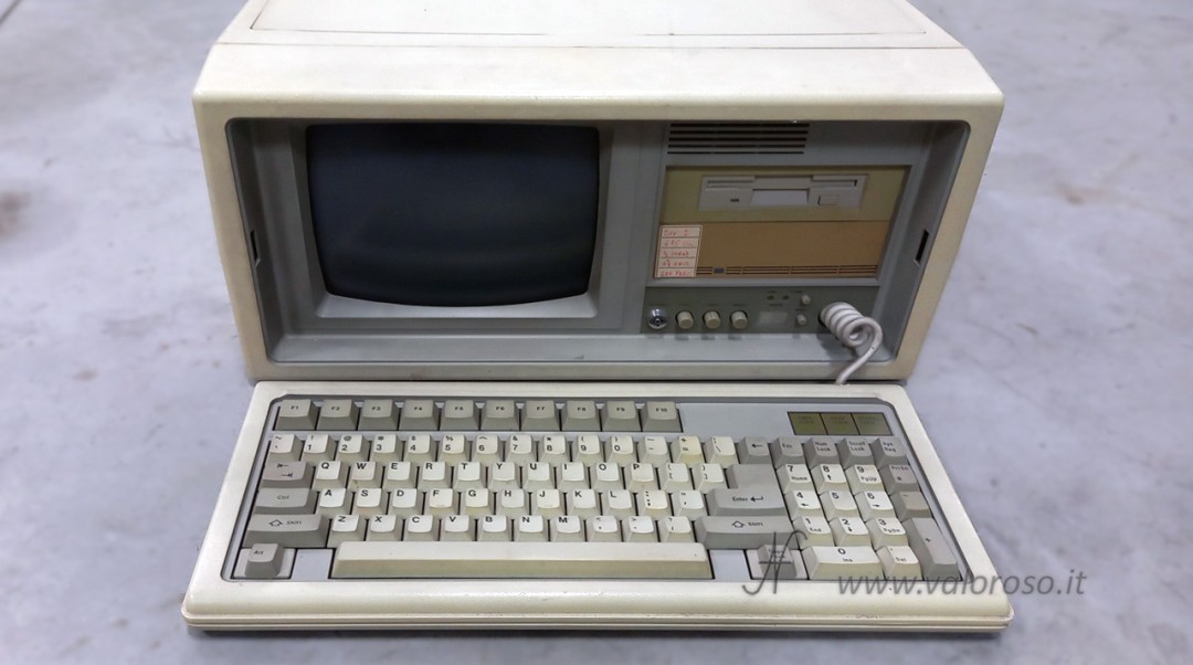 Computer PC portatile trasportabile vintage con monitor CRT integrato, tastiera removibile, floppy disk e schede di espansione, apparecchiatura professionale proveniente dal laboratorio di Franco Sassaro